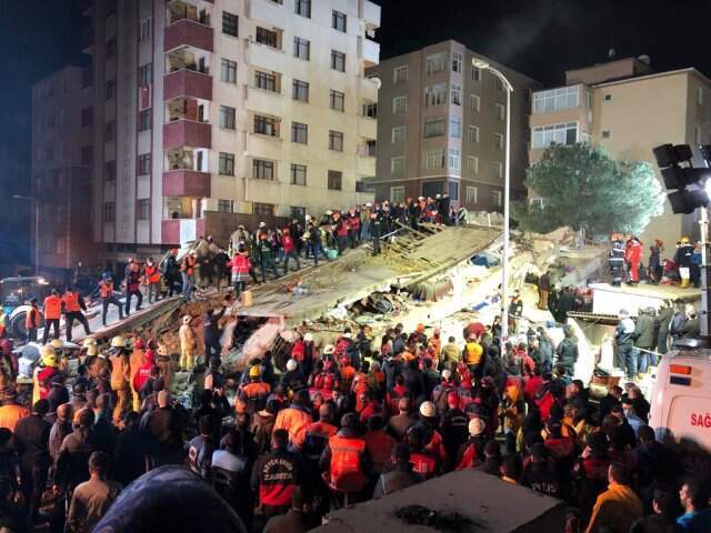 Kartal'da Çöken Binanın Yanında Bulunan Başka Bir Binada Sarsıntı Meydana Geldi