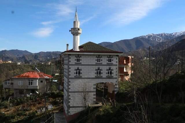 Rize'de Caminin Altından Geçen Köy Yolu, Görenleri Hayrete Düşürüyor