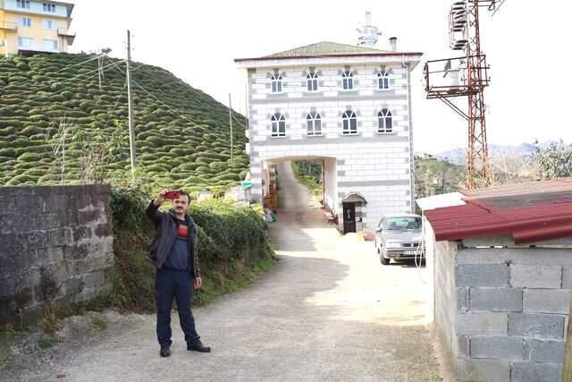 Rize'de Caminin Altından Geçen Köy Yolu, Görenleri Hayrete Düşürüyor