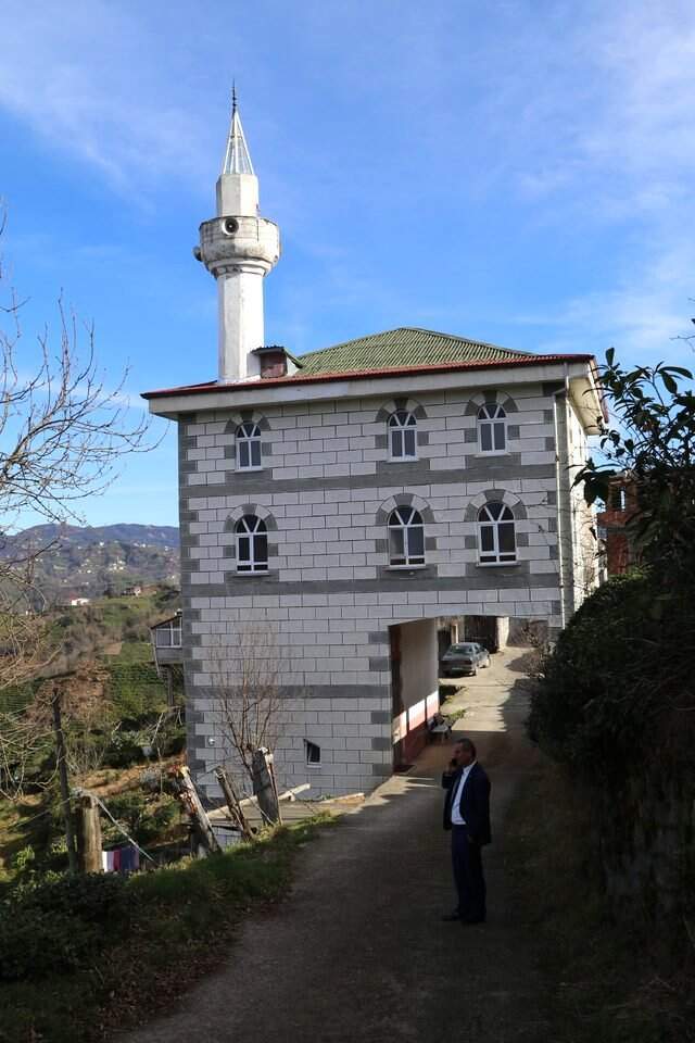 Rize'de Caminin Altından Geçen Köy Yolu, Görenleri Hayrete Düşürüyor