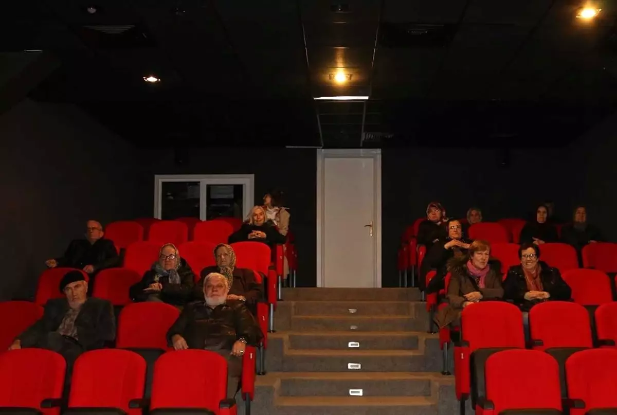 Sakarya'da Yaşlılar 'Can Dostum' Filmini İzledi