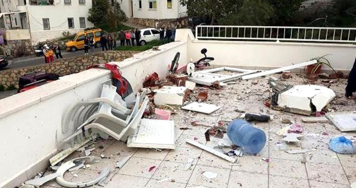 Sitedeki Evin Terası Patlamayla Yerle Bir Oldu, Sesi Duyan Vatandaşlar Kendini Sokağa Attı