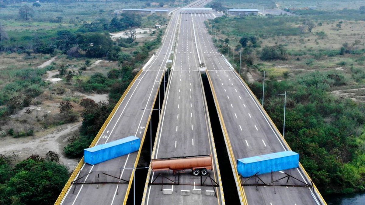Venezuela Krizi: İnsani Yardımın Geleceği Yollar Tankerler ve Konteynerlerle Kesildi