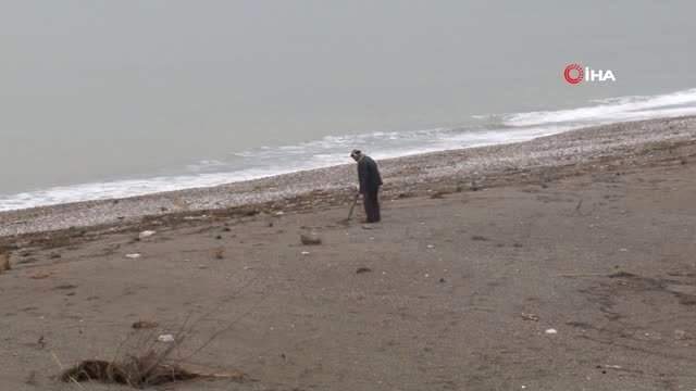 Antalya'daki Fırtınanın Ardından Sahilde Dedektörle Altın Aradı
