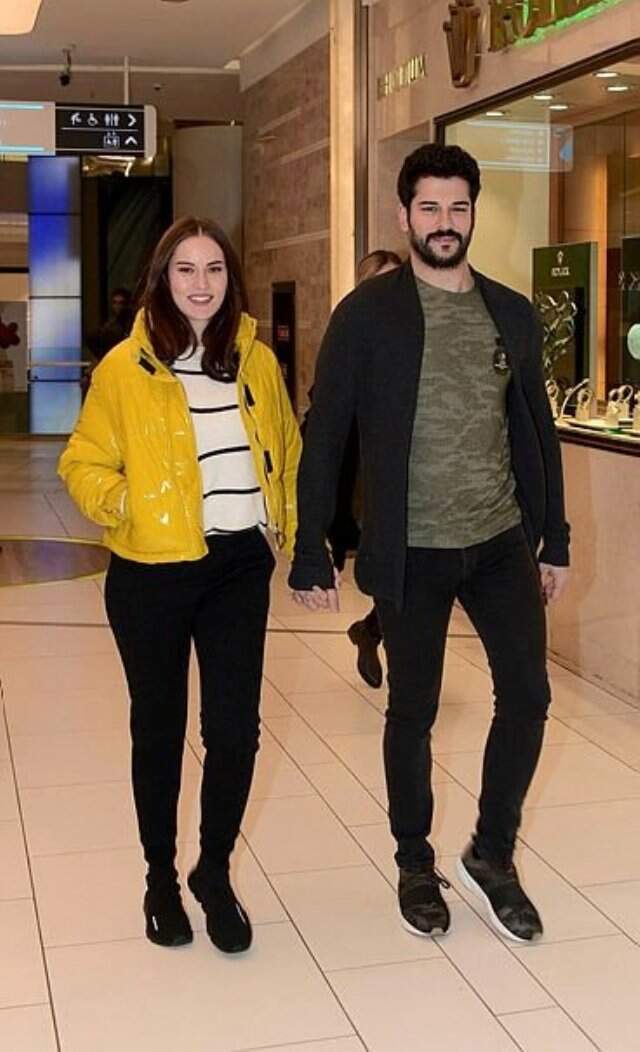 Burak Özçivit'ten Hastaneye Kaldırılan Fahriye Evcen'in Sağlık Durumu Hakkında Açıklama