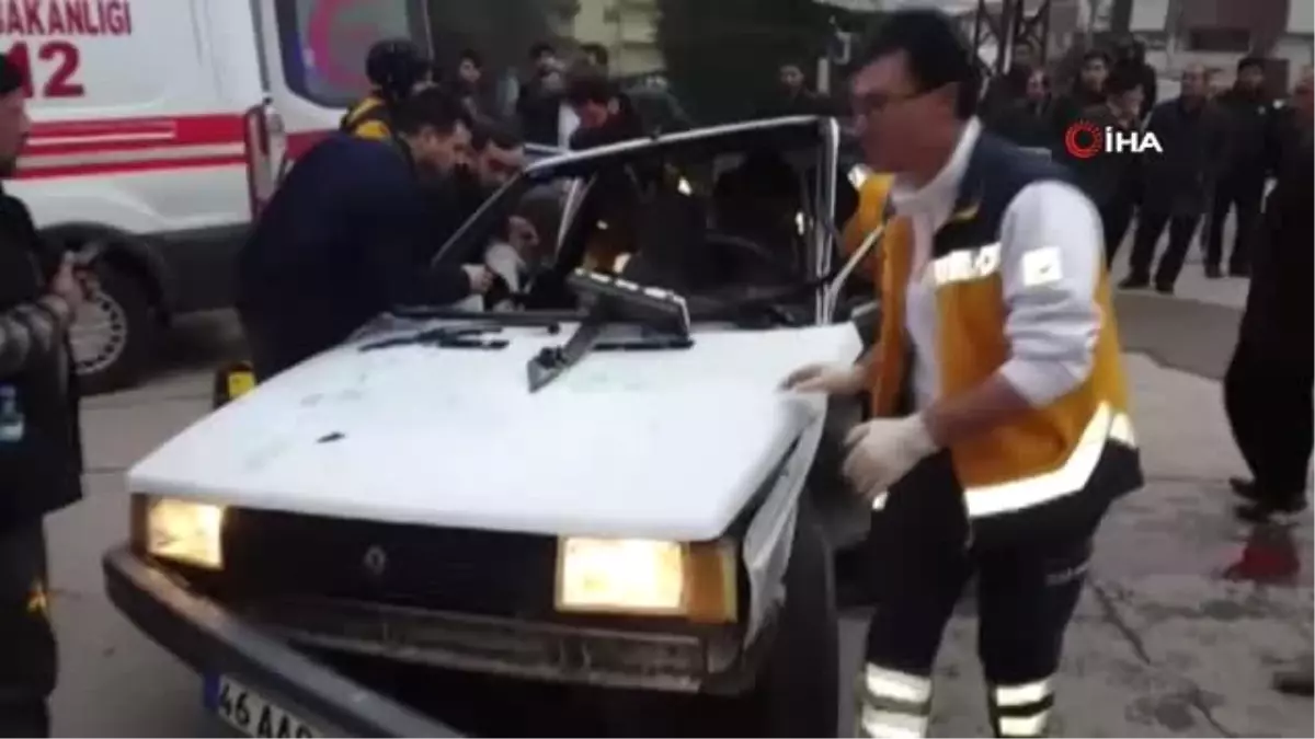 Elbistan'da İki Otomobil Çarpıştı: 4 Yaralı