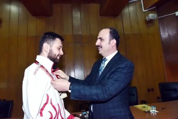 Konya Büyükşehir Belediyesi Başkanı'ndan Para Tekvando Şampiyonuna Ödül Konya Büyükşehir Belediyesi Başkanı'ndan Para Tekvando Şampiyonuna Ödül