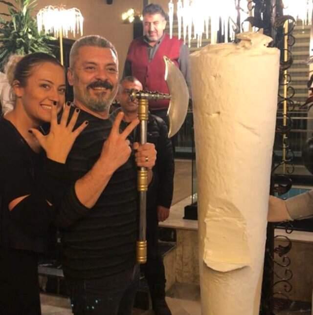 Oyuncu Necmi Yapıcı ve Eşi, İzdivaç etme sene Dönümünü Baltayla Dondurma Keserek Kutladı