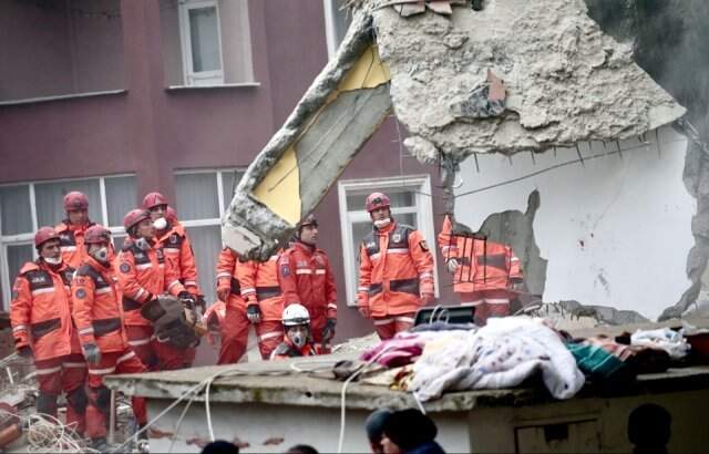 Son Dakika! Kartal'daki Enkazdan 16 Yaşındaki Bir Genç Kurtarıldı