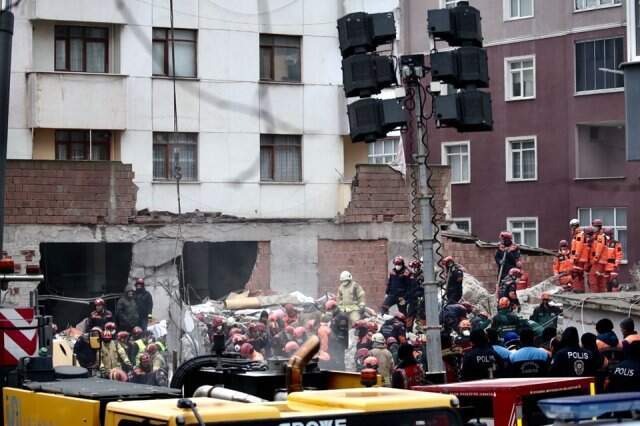 Son Dakika! Kartal'daki Enkazdan 16 Yaşındaki Bir Genç Kurtarıldı