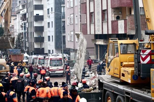 Son Dakika! Kartal'daki Enkazdan 16 Yaşındaki Bir Genç Kurtarıldı