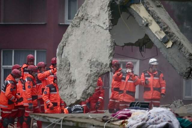 Son Dakika! Kartal'daki Enkazdan 16 Yaşındaki Bir Genç Kurtarıldı