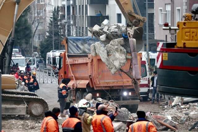 Son Dakika! Kartal'daki Enkazdan 16 Yaşındaki Bir Genç Kurtarıldı