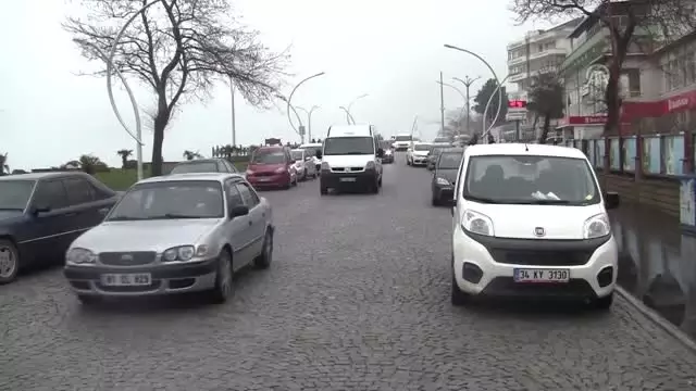 Belediye Başkanından Otostop Çeken Öğrencilere Jest Belediye Başkanından Otostop Çeken Öğrencilere Jest