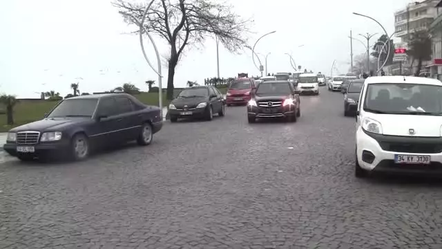 Belediye Başkanından Otostop Çeken Öğrencilere Jest Belediye Başkanından Otostop Çeken Öğrencilere Jest