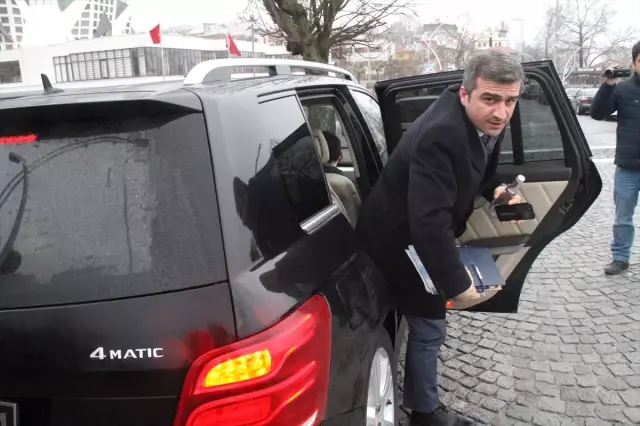Belediye Başkanından Otostop Çeken Öğrencilere Jest Belediye Başkanından Otostop Çeken Öğrencilere Jest