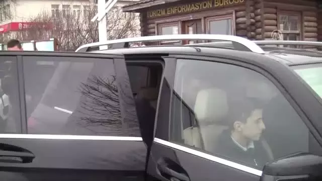 Belediye Başkanından Otostop Çeken Öğrencilere Jest Belediye Başkanından Otostop Çeken Öğrencilere Jest