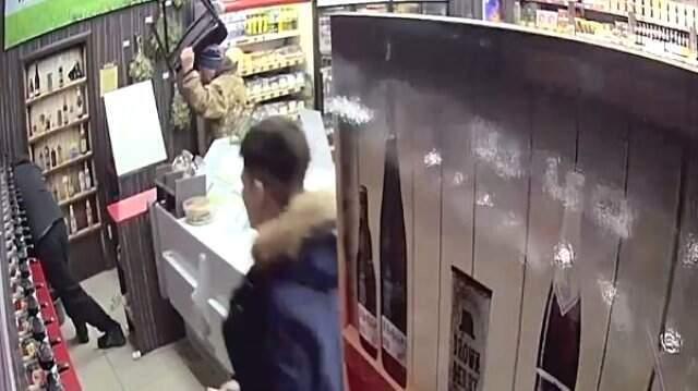Çekiçle Soyguna Gitti, Önce Biber Gazı derhal peşinden Dayak Yedi