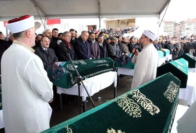 Çöken Binada Yaşamını Yitiren Alemdar Ailesinden 9 Kişi İçin Cenaze Töreni Düzenlendi