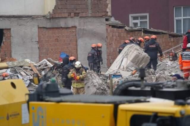 Enkazda Türk Bayrağı Bulan Görevli, Bayrağı Temizleyip Cebine Koydu
