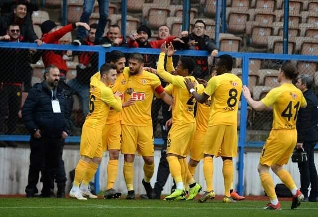 Eskişehirspor teknik patronu Fuat Çapa'dan Karabükspor Maçında hatri sayilir büyüklükte Centilmenlik Örneği