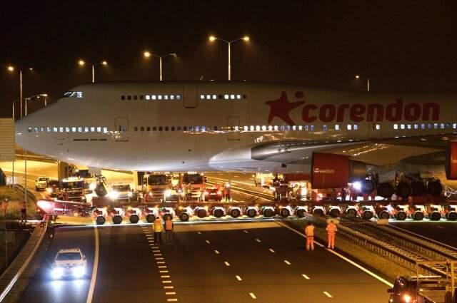 Hollanda'da Türk İş Adamının Otelin Bahçesine Koyacağı Uçak Otoyoldan Geçti