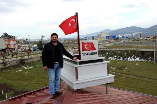 İlginç Fikirli Muhtar Adayı Şimdiden kabiri Çatıya Çıkardı