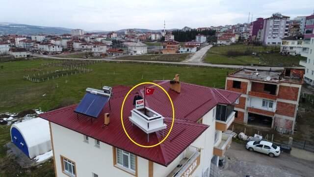 İlginç Fikirli Muhtar Adayı Şimdiden kabiri Çatıya Çıkardı