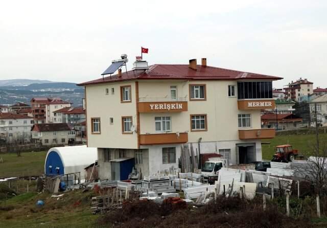 İlginç Fikirli Muhtar Adayı Şimdiden kabiri Çatıya Çıkardı