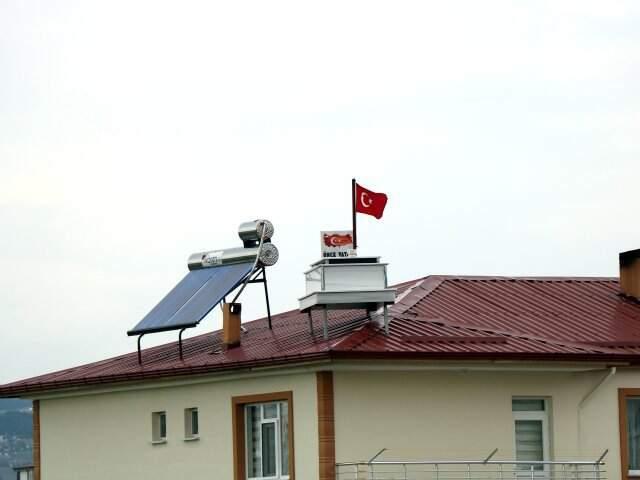 İlginç Fikirli Muhtar Adayı Şimdiden kabiri Çatıya Çıkardı