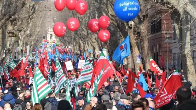 İtalya'da İşçi Sendikaları Hükümeti Protesto Etti
