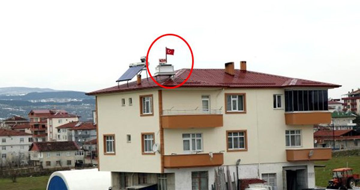 Karadenizli Muhtar Adayının Çatıya Yaptığı Mezar Görenleri Şaşkına Çevirdi