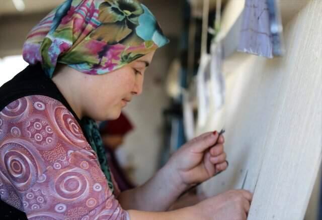 Manisalı Kadınların Dokuduğu Halılar AMERİKA BİRLEŞİK DEVLETLERİ Başta Olmak Üzere 30 Ülkeye İhraç Ediliyor