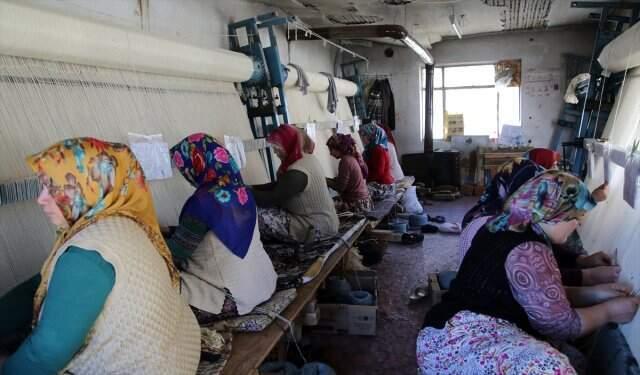 Manisalı Kadınların Dokuduğu Halılar AMERİKA BİRLEŞİK DEVLETLERİ Başta Olmak Üzere 30 Ülkeye İhraç Ediliyor