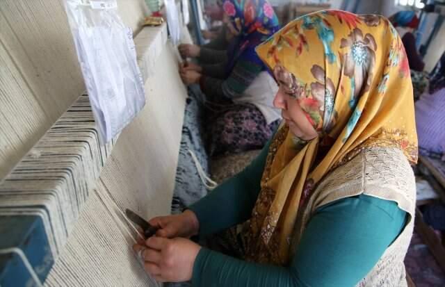 Manisalı Kadınların Dokuduğu Halılar AMERİKA BİRLEŞİK DEVLETLERİ Başta Olmak Üzere 30 Ülkeye İhraç Ediliyor