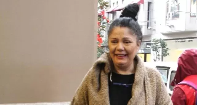 Makyajsız Görüntülenen Şarkıcı İzel'i Görenler Tanımakta Güçlük Çekti