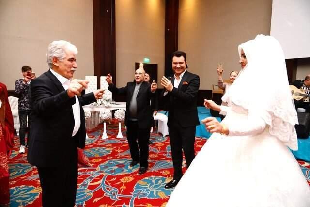 Şarkıcı Murat Kurşun, 62 yaşında olan Babasını Fas'tan Gelin Alarak Düğün Yaptı
