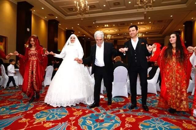 Şarkıcı Murat Kurşun, 62 yaşında olan Babasını Fas'tan Gelin Alarak Düğün Yaptı
