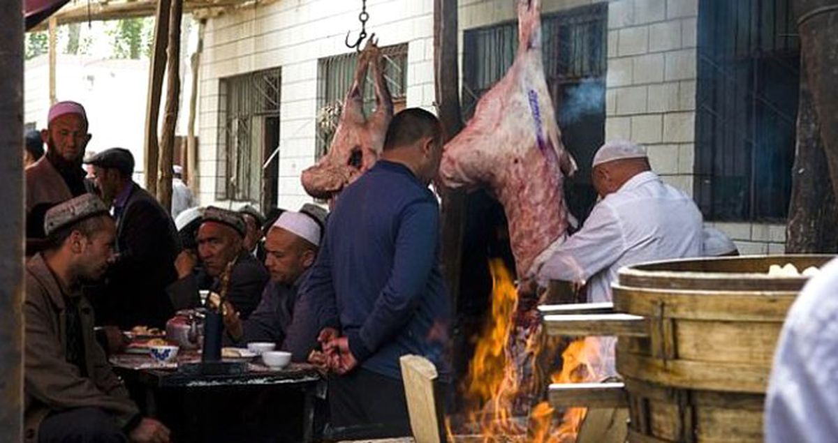 Yeni Yıl Kutlamalarına Katılmak İstemeyen Müslümanlara Zorla Domuz Eti Yedirildi