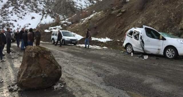 Dağdan Kopan Kaya Parçası Aracın Üzerine Düştü, Sürücü Yaralı Olarak Kurtuldu
