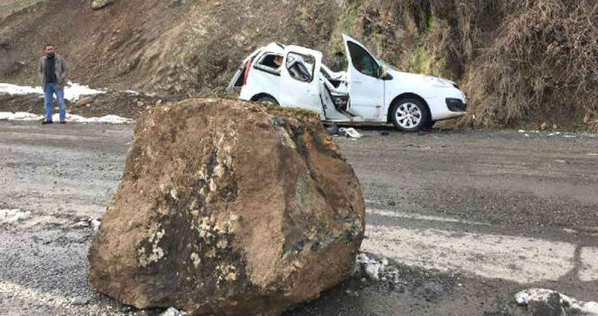 Dağdan Kopan Kaya Parçası Aracın Üzerine Düştü, Sürücü Yaralı Olarak Kurtuldu