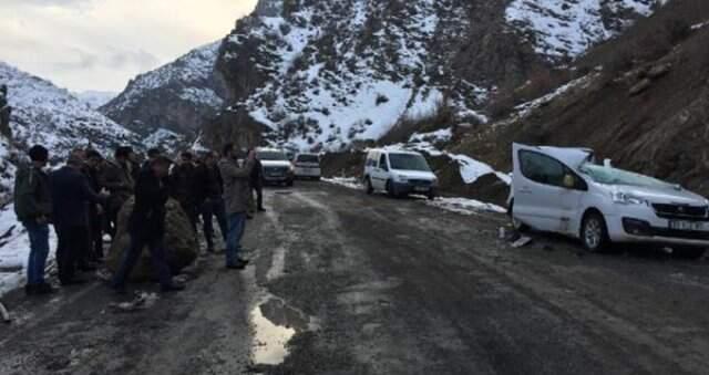 Dağdan Kopan Kaya Parçası Aracın Üzerine Düştü, Sürücü Yaralı Olarak Kurtuldu