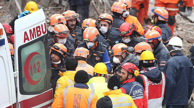 Enkazdan Yakınlarının Çıkarılmasını Beklerken Kalp Krizi Geçirip Can Verdi