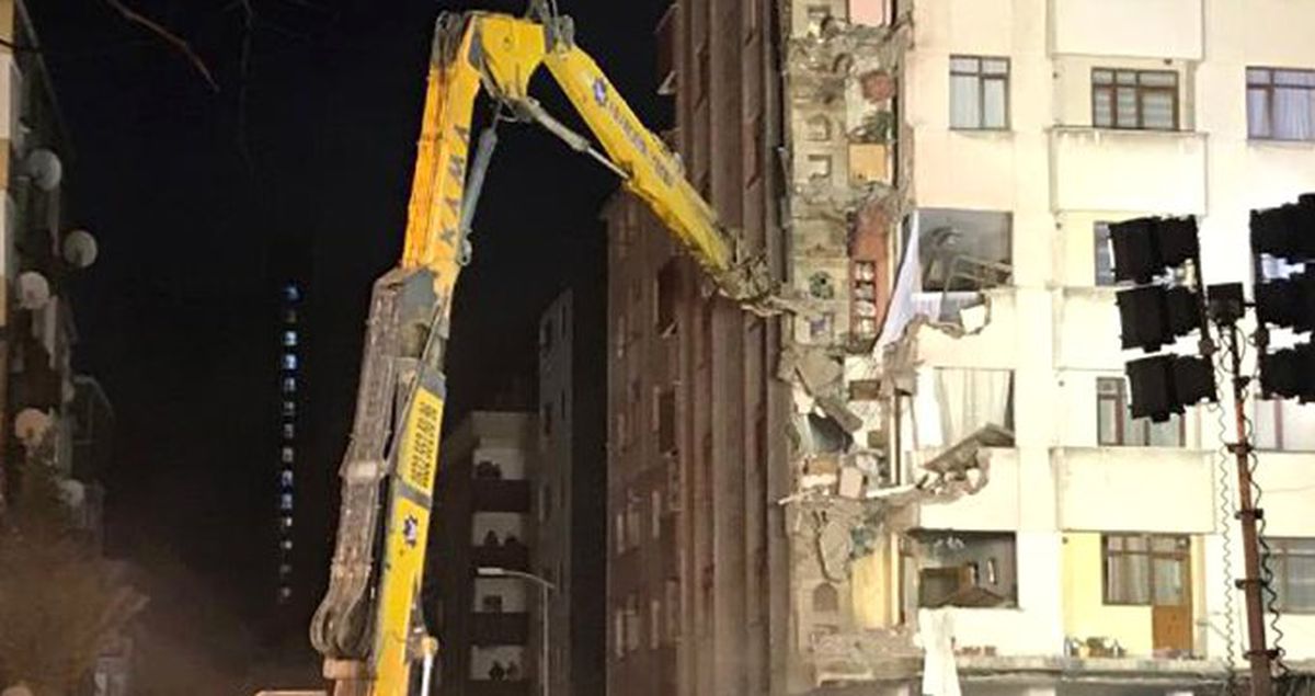 Kartal'da Çökme Tehlikesi Bulunan Binanın Yıkımına Başlandı