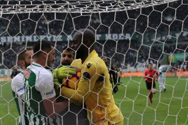 Konyasporlu Adis Jahovic, Gol Attıktan Sonra Malatyaspor Kalecisi Farnolle'nin Elini Isırdı