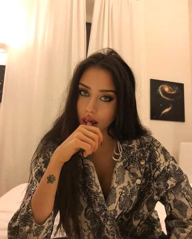 Oyuncu Hamdi Alkan'ın Kızı Zeynep Alkan'ın Amuda Kalkarak Verdiği Poza Beğeni Yağdı