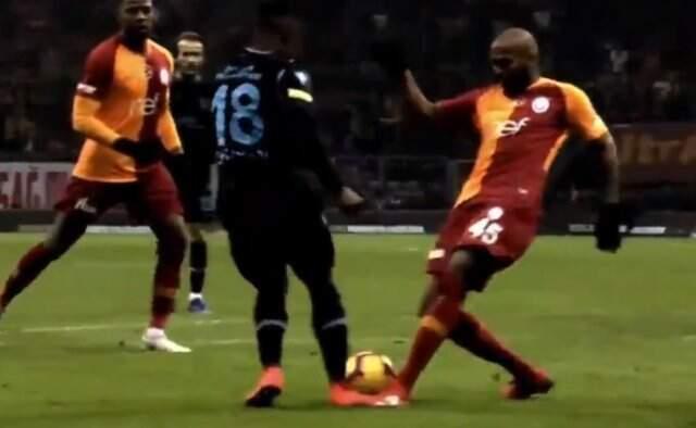 Trabzonsporlular, Hakem Ümit Öztürk'ün Penaltı Kararına İsyan Etti