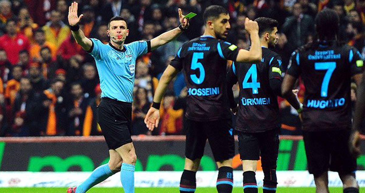 Trabzonsporlular, Hakem Ümit Öztürk'ün Penaltı Kararına İsyan Etti