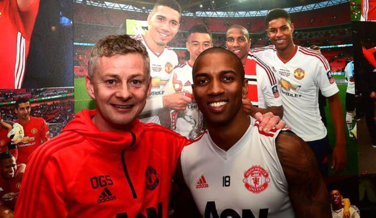 Ashley Young, Bir Yıl Daha Manchester United'da!