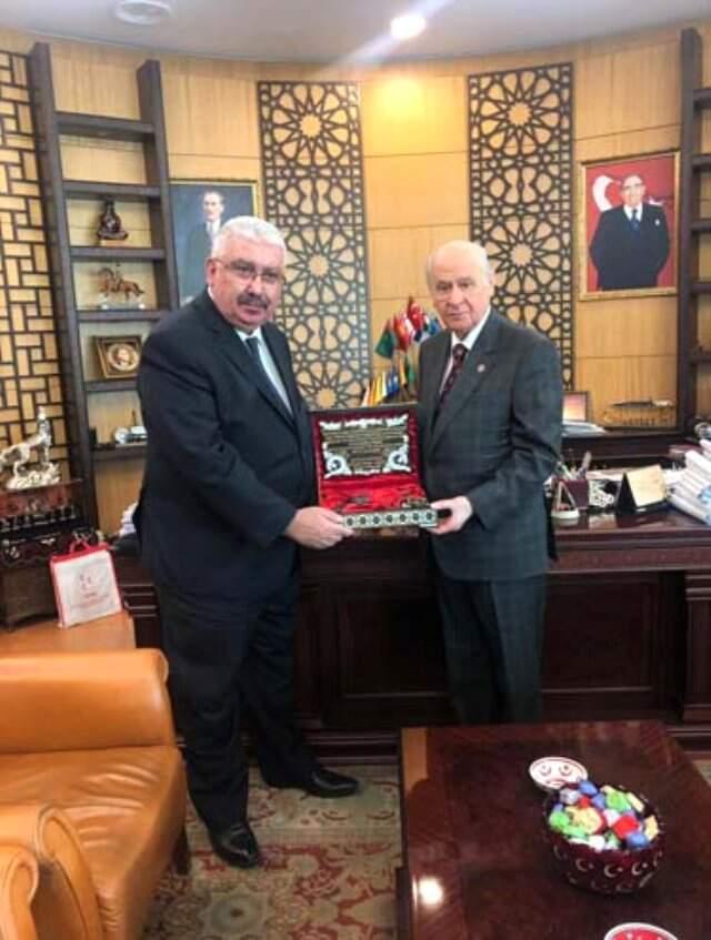 Devlet Bahçeli'ye Atatürk'ün Silahı Hediye Edildi